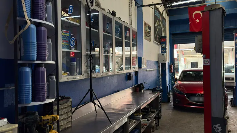 Blue M Servis atölyesinde çalışma tezgâhı, dolaplar ve araç liftleri