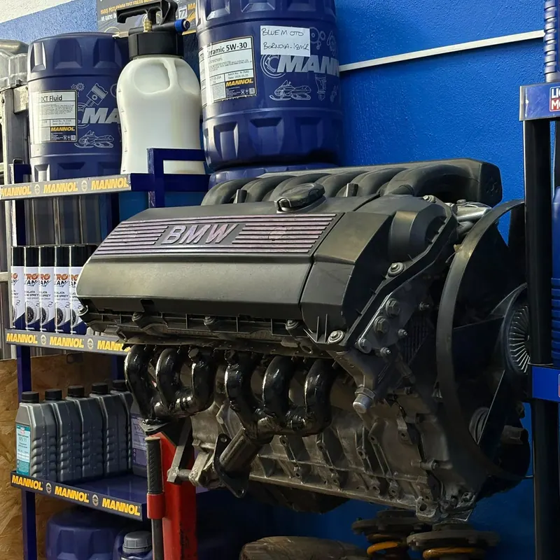 BMW altı silindirli motor, atölye rafında yakın çekim