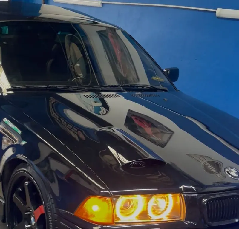 Siyah BMW 3 serisinin ön kaput ve far detayı